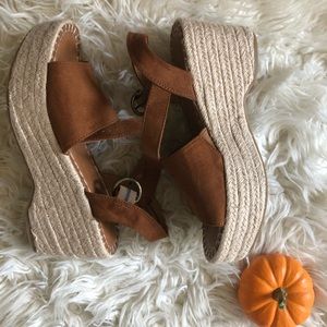 Buckle platform wedge